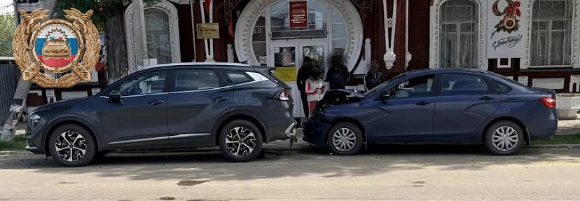 Пожилой саратовец на «Весте» влетел в стоящий кроссовер и попал в больницу