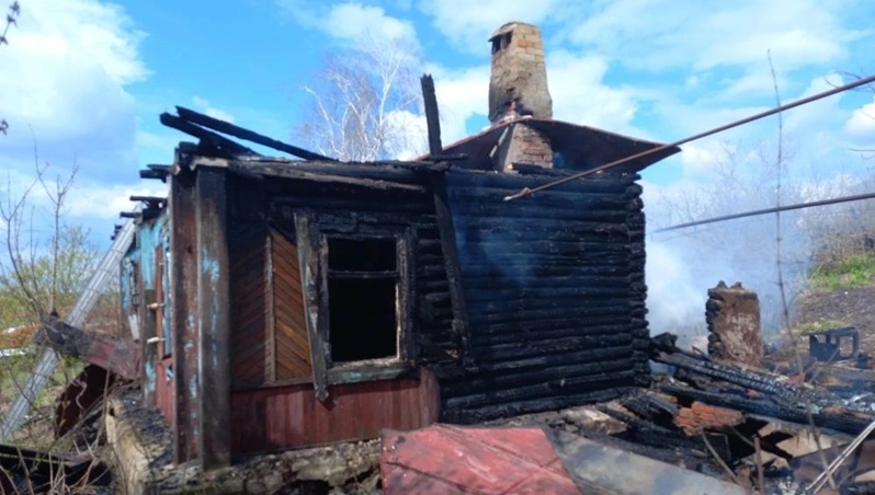 В Ртищеве на пожаре в заброшке погиб бездомный мужчина