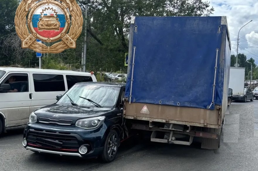Девочка из Kia пострадала в аварии с грузовиком в Саратове Девочка из Kia пострадала в аварии с грузовиком в Саратове