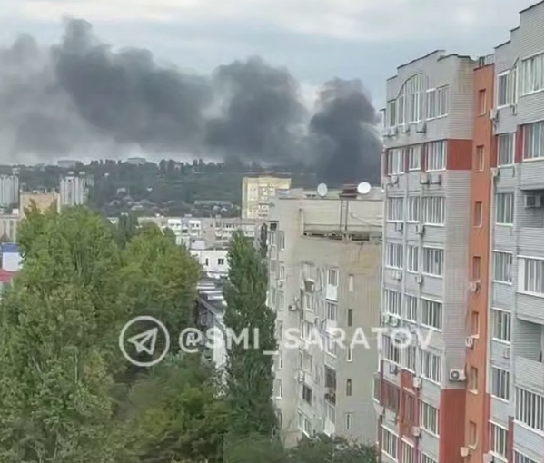 Шесть пожарных расчётов тушат склад в районе Сенного рынка Шесть пожарных расчётов тушат склад в районе Сенного рынка