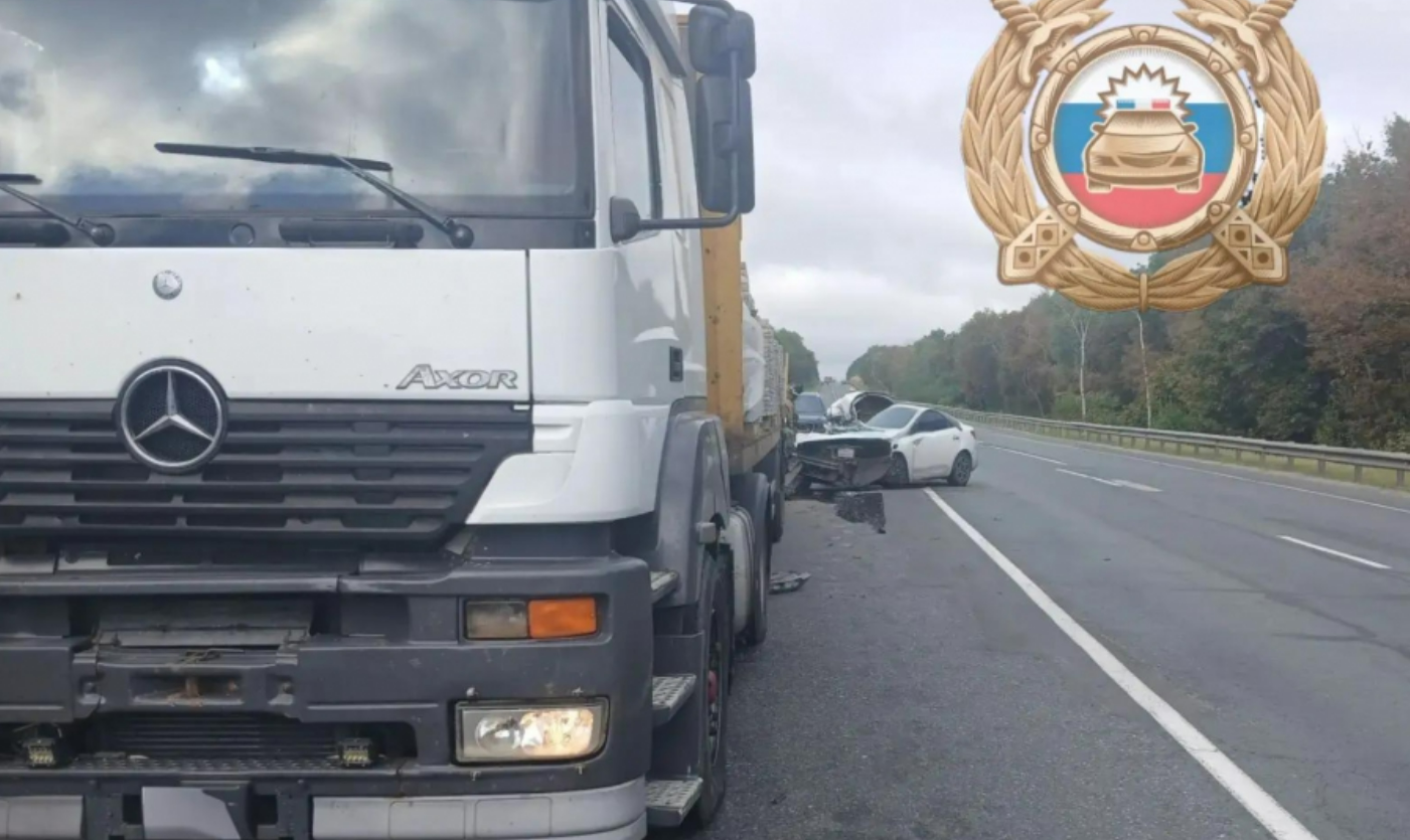Под Вольском Kia превратилась в груду металла после столкновения с большегрузом
