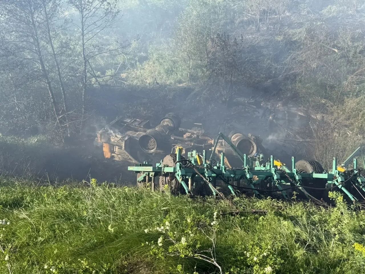 На саратовском поле опрокинулся и загорелся трактор: водитель погиб