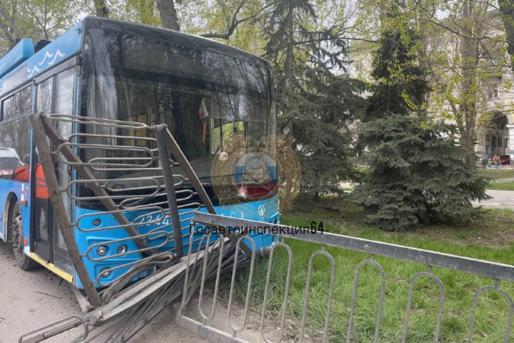 Водитель саратовского троллейбуса влетел в ограждение и погиб