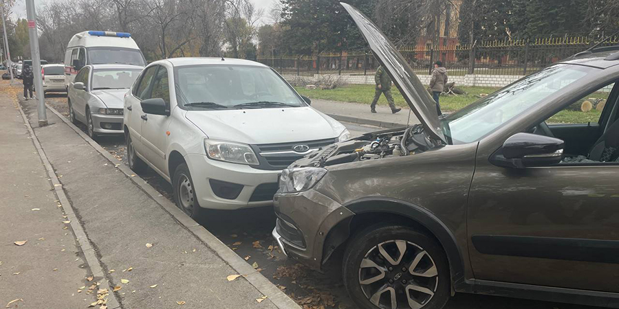 В Саратове водитель «Гранты» умер за рулём и врезался в две машины