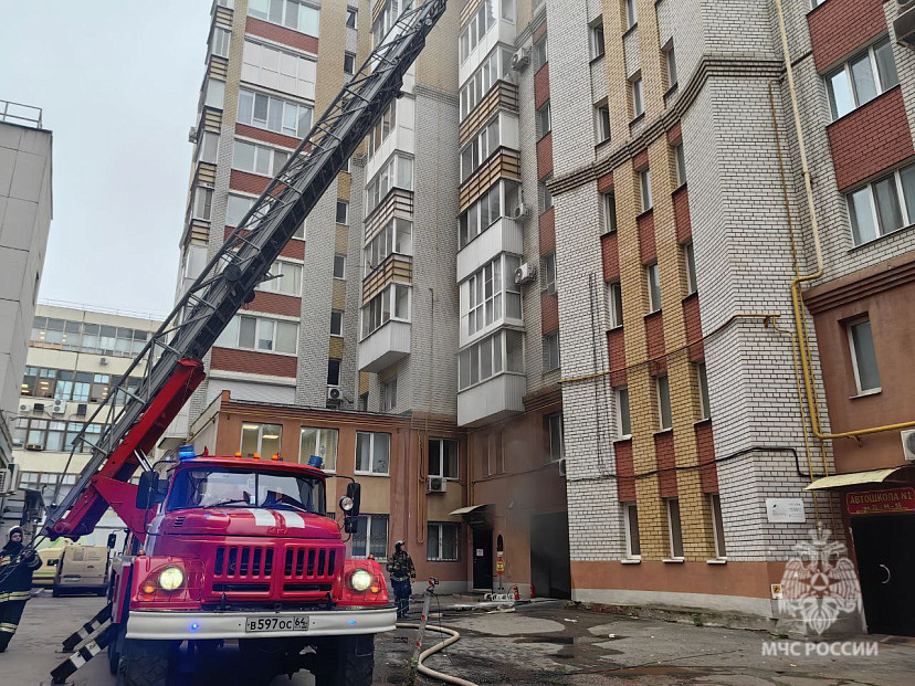 На подземной парковке саратовской многоэтажки загорелась машина